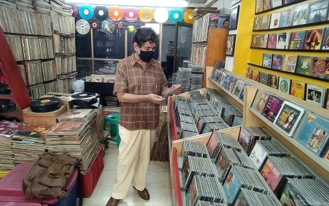 Rincón de Rea. Mario Rea es el último almacén de discos de acetato de la ciudad. Buena parte son LP de pasillos.