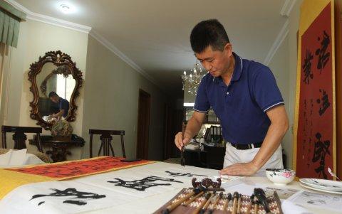 Personaje. El señor Li Deyi es un comerciante muy conocido entre sus coterráneos por tener un arte que lo distingue entre sus paisanos: es un calígrafo.