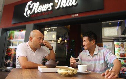 Tradición.Lin Han (izq.) y el señor Fu Ming Zhu, empresarios chinos, conversan en el restaurante del primero. Comparten una tasa de té.