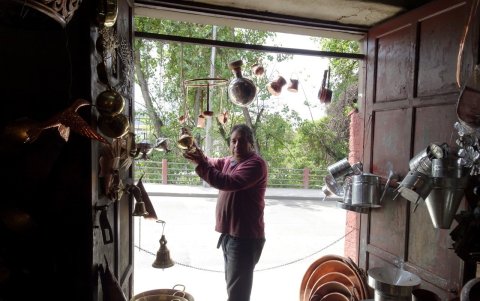 Los adornos que hace los exhibe en su taller a donde acuden los clientes.