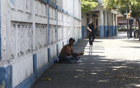 La escasa ronda policial que hay en los exteriores de los centros educativos permite que vagabundos y drogadictos se concentren en estos sitios.