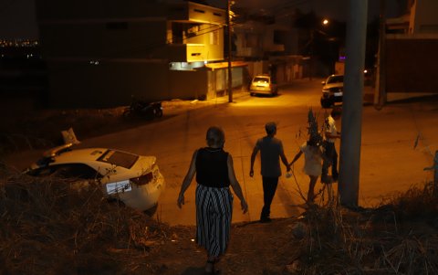 Peligro. En el ingreso al sitio, supuestos delincuentes estacionan sus motos. Los robos, aseguran, ocurren a partir de las 18:00.