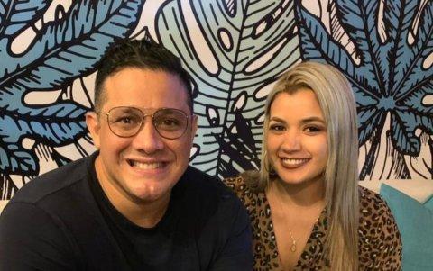 Junto a su nueva pareja, Andreína Salazar.