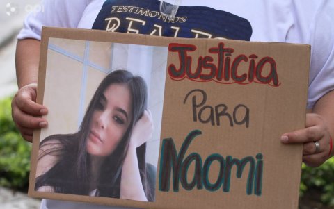 Carteles con la foto de la joven manabita, pidiendo justicia por ella, llamaron la atención de los transeúntes