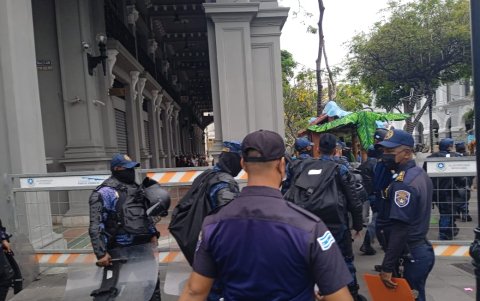 Metropolitanos custodian la institución ante un posible disturbio.