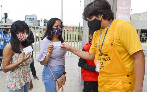 Medidas. En centros comerciales el carné de vacunación es obligatorio