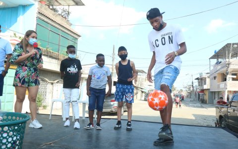 Varios niños observan a Gonzalo Plata hacer malabares con el Balón.