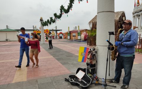 Música. En zonas del malecón Simón Bolívar, los músicos ya pueden instalarse, como Luis Bonoso con su saxofón.