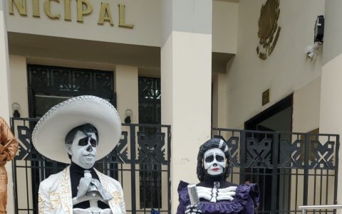 Muestra. Las estatuas humanas también se multiplican.