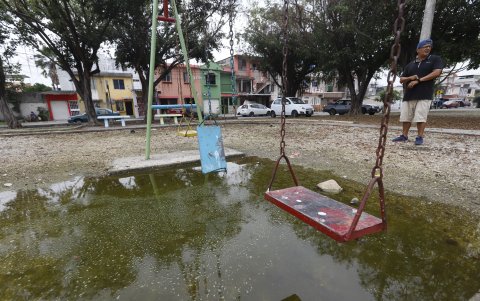 Huancavilca Norte. Uno de los parques de la ciudadela tiene sus juegos infantiles dañados y sobre agua.