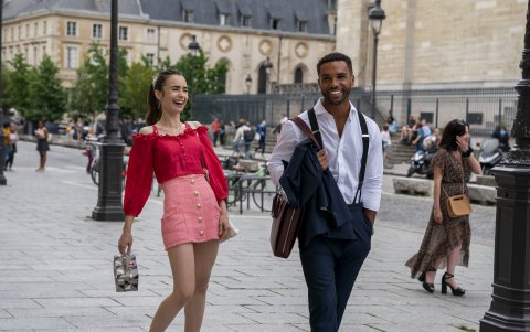 Emily in Paris. (L to R) Lily Collins as Emily, Lucien Laviscount as Alfie in episode 207 of Emily in Paris. Cr. Stéphanie Branchu/Netflix © 2021
