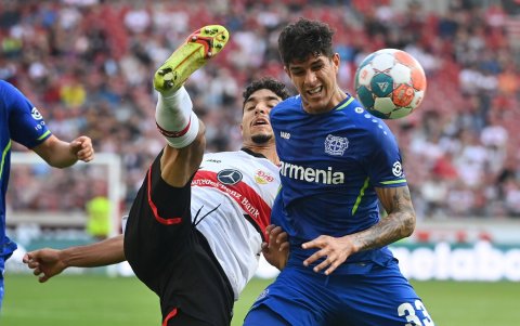 Piero Hincapié (d) es una de las figuras del Bayer Leverkusen de Alemania.