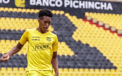 Joshué Quiñónez terminó el 2021 como uno de los titulares en la zaga de Barcelona.