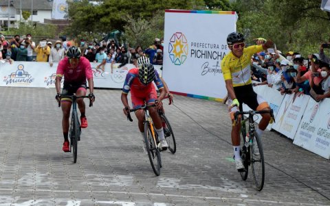 El ciclista ecuatoriano Wilson Haro (d) se consagró como campeón de La Vuelta al Ecuador.