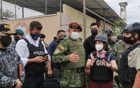 Recorrido. Autoridades militares y policiales y de gobierno en las instalaciones de la Penitenciaría del Litoral.