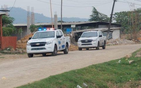 patrulleros policiales también recorren los alrededores de la cárcel.