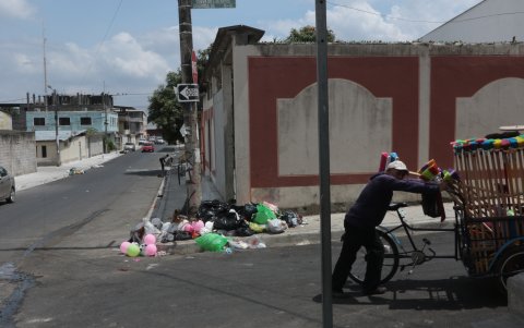 La basura acumulada en la esquina es el panorama que se observa a diario, incluso después de que pasa el carro recolector.