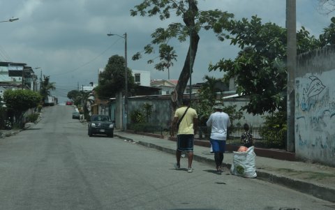 Personas de dudosas procedencias frecuentan las calles de la ciudadela El Cóndor.