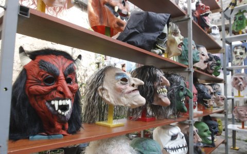 Personajes. Algunas máscaras representan a personajes de películas de terror.