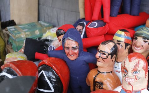 Monigotes. En la avenida América se ofrecen pequeños monigotes.