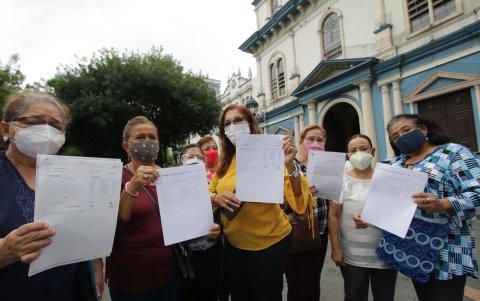 Un grupo de maestros muestra documentos que avalan que no tienen ninguna deuda pendiente. Aun así, en el distrito educativo 1 no dan trámite a sus pedidos.