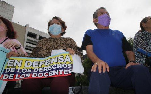 Pese a los problemas en su salud, los maestros jubilados siguen luchando por sus derechos.
