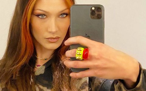 Bella Hadid con anillos chunky