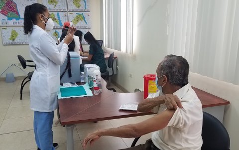 Una persona de la tercera edad acude a colocarse la tercera dosis de la vacuna contra la COVID-19 en el centro de salud de El Cisne 2, en Guayaquil,