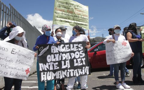 Un grupo de trabajadores de la Salud durante un plantón en Quito, en abril pasado, para reclamar estabilidad laboral y la entrega de nombramientos.