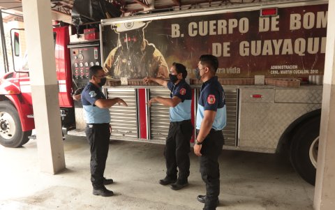 Parte de los bomberos que deben trabajar este 31 de diciembre a media noche.