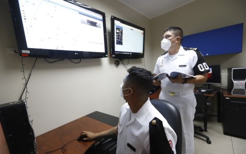 Dos de los guardacostas que estarán laborando este 31 de diciembre de 2021.