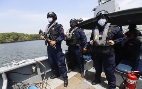 Resguardo. Jenifer López (derecha), oficial de patrulla de guardacostas.