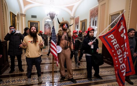 Estados Unidos. Al grito de “Trump ganó”, cientos de simpatizantes irrumpen el 6 de enero de 2021 en el Congreso.