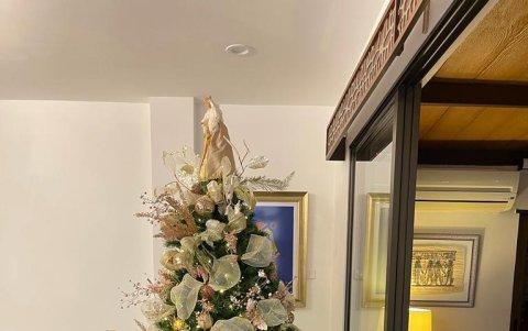 En compañía de su esposo Teddy Cucalón y su hija Karina..