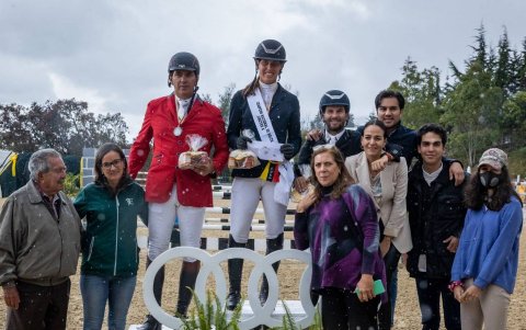 Priscila Simpson y su felicidad en el primer lugar como campeona nacional de salto