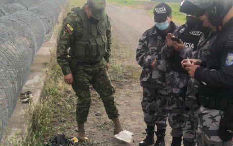 Evidencias. Artículos prohibidos se hallaron embalados en un bulto negro en los exteriores de la cárcel.