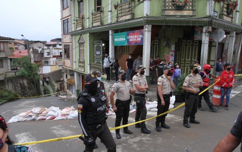 Saquillos de arena han sido colocados en algunos tramos para evitar riesgo.