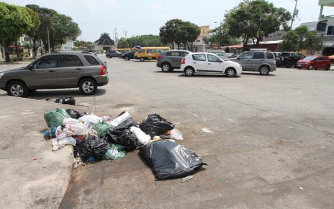 Parqueo. Los vecinos quieren ordenar y llenar de faroles sus alrededores.