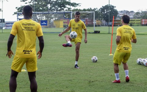Michael Hoyos (c), volante de Barcelona, durante una de las sesiones de entrenamientos en la pretemporada.