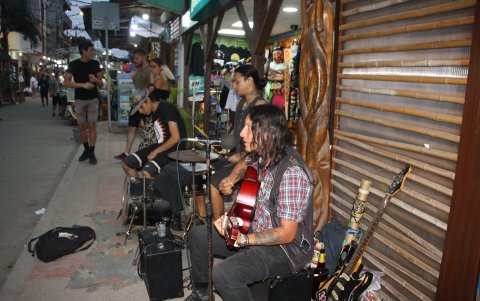 Se supone que los conciertos al público estaban prohibidos, pero eso no se cumplió.