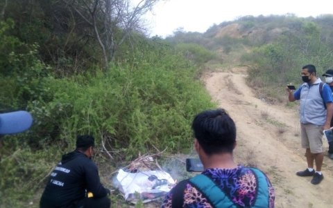 Operativo. Se hacen ‘barridos’ para decomisar la droga, que luego es quemada en público.