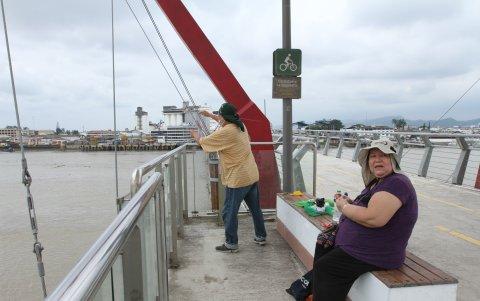 Carlos y José Zambrano, por primera vez, decidieron pescar desde lo alto del puente.