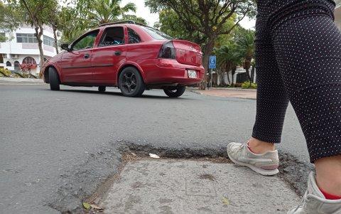 Peatones. El desnivel visible en la foto ha hecho caer a los caminantes y ciclistas en repetidas ocasiones.