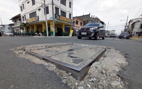Tungurahua. En esta calle guayaquileña, en cambio, prevalecen las estructuras dañadas: rotas y hasta con las puntas del metal expuesto.