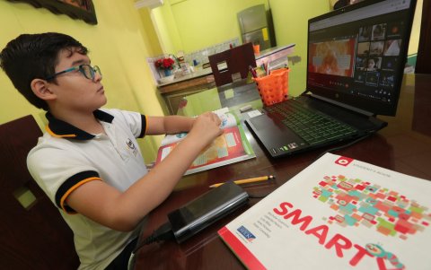 David Tapia, de 10 años, recibe clases en línea a través de las plataformas virtuales que tiene el colegio donde estudia.