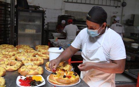Proceso. La elaboración de la rosca de Reyes en la pastelería y panadería Nacional. El uso de las mascarillas es fundamental por la pandemia.