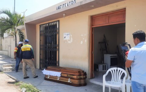 El féretro de Tomalá cuando permanecía todavía en la morgue.