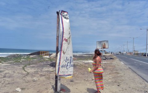 En la vía del cantón San Pablo se encuentra un cartel deteriorado por el tiempo que recuerda a la ‘Diva del Ecuador’