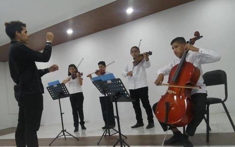 La orquesta realiza  ensayos presenciales y también virtuales antes de presentarse.