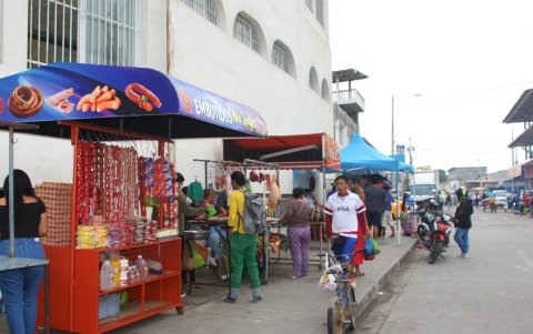 Feria. En los exteriores del mercado 25 de Septiembre y en las calles principales de La Libertad, en cambio, los informales colocan hasta quioscos para vender sus productos.